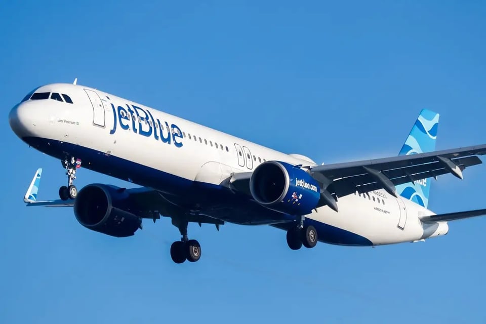 Avión de JetBlue casi choca con avión militar de EE.UU. cerca de Venezuela