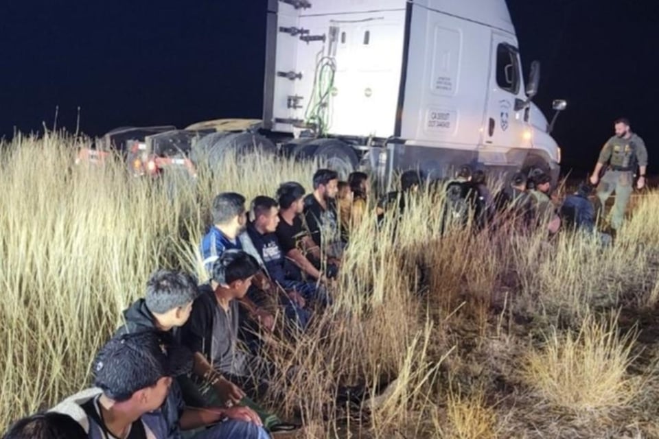 Descubren a 23 migrantes ocultos en la cabina de un camión en Texas