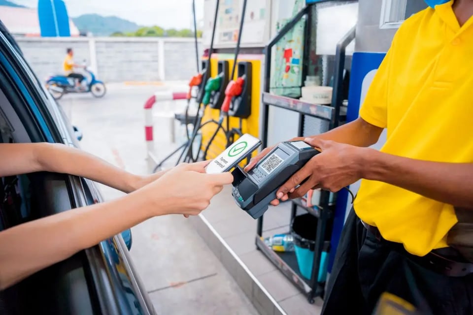 Reforma de Trump sobre ahorro de combustible podría bajar precios de autos, pero aumentar la gasolina