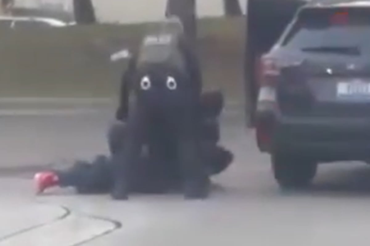 Agentes federales someten a un hombre durante redadas