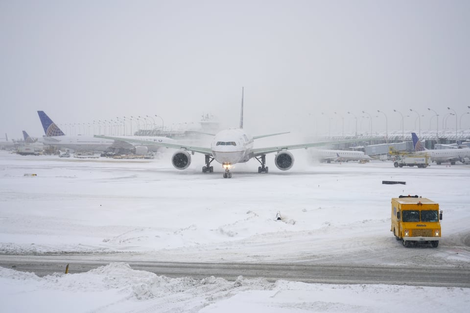Tormenta invernal provoca cancelaciones masivas de vuelos en EE.UU.