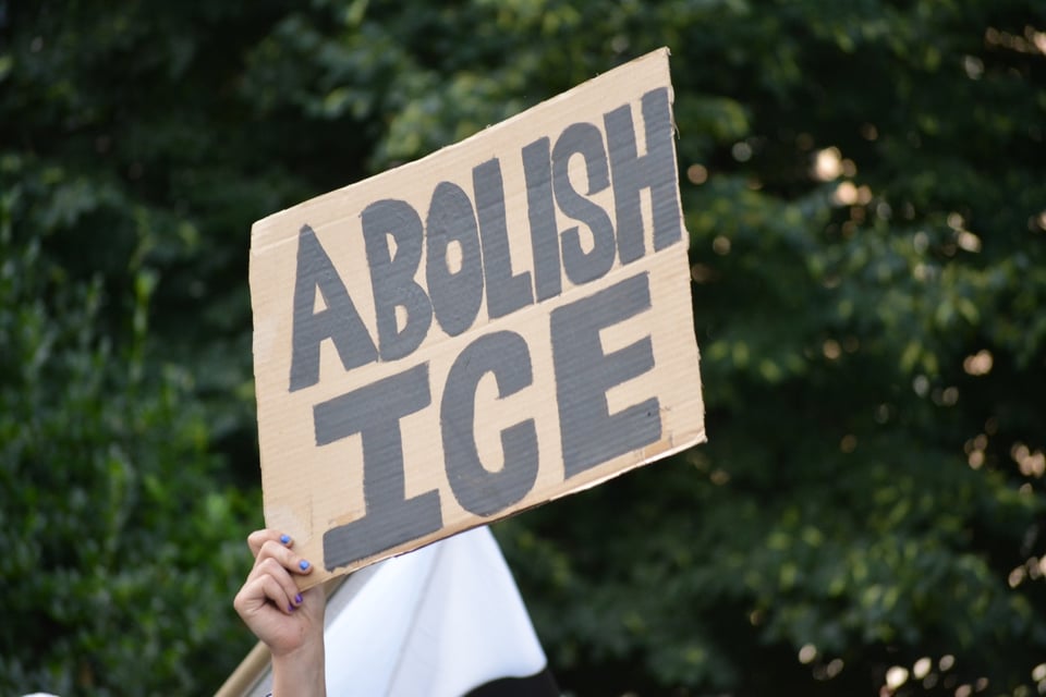 Captan pesebre con mensaje sobre ICE y genera controversia en iglesia de Massachusetts