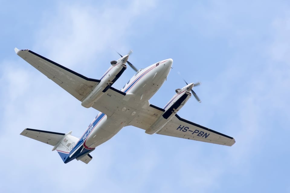 Avión cae entre dos casas en Georgia tras reportar falla mecánica