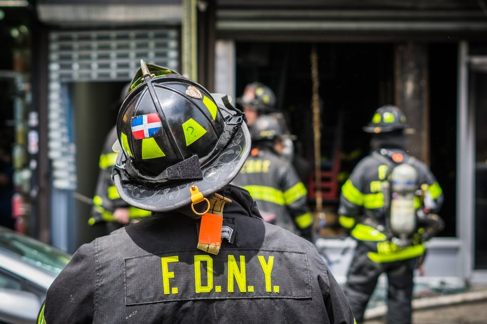 Incendio deja heridos, Evacúan a residentes, FDNY MundoNOW