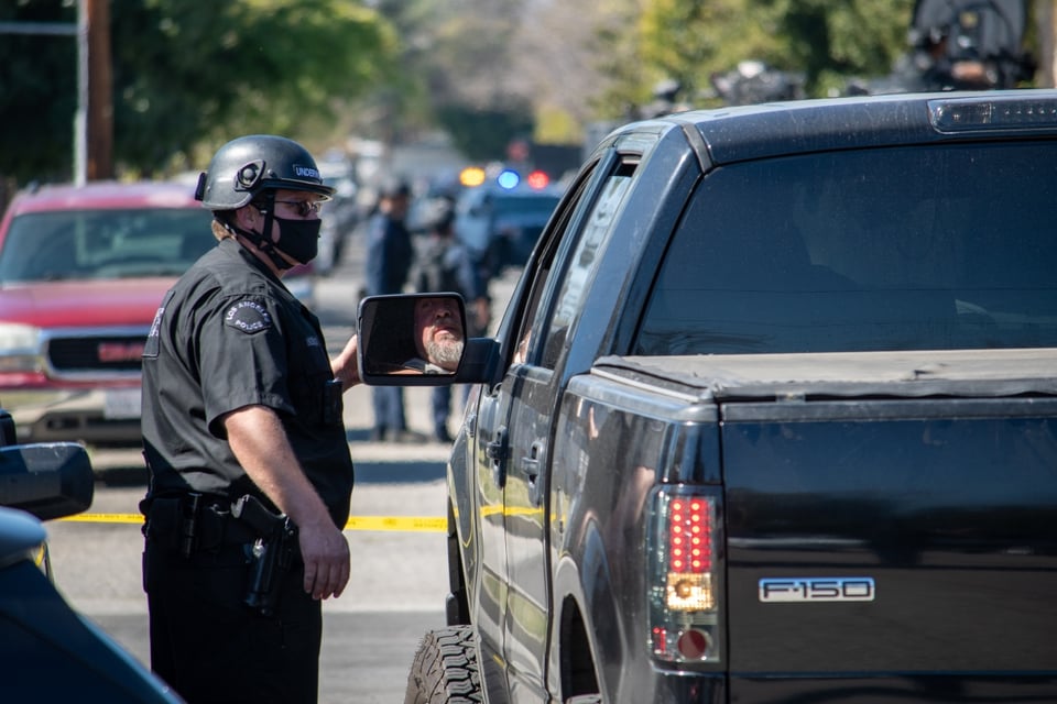 ICE detiene a hispano en una falta vial «falsa» para arrestar a sus trabajadores