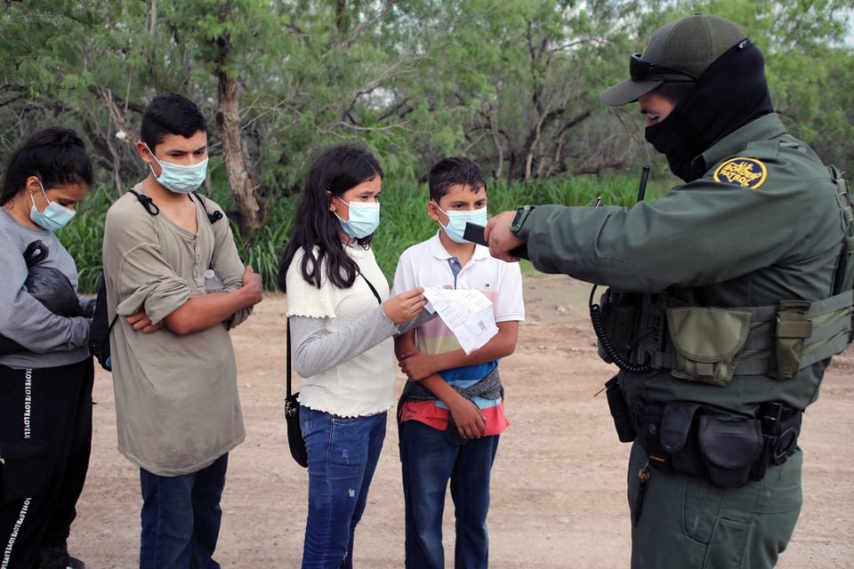 Decenas de niños en Florida regresan con sus familias tras deportaciones featured image