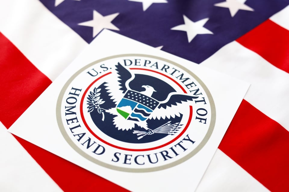 DHS anuncia campaña de Cyber Monday con vuelo gratis y $1,000 para inmigrantes ilegales