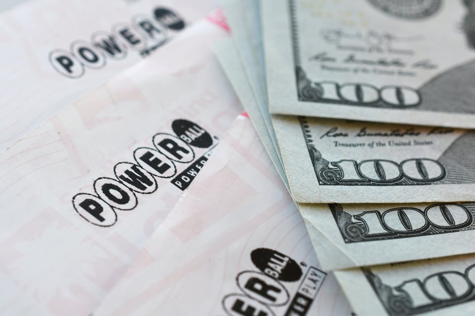 Gana 1.800 millones en Powerball en Nochebuena y hace historia en EE.UU.