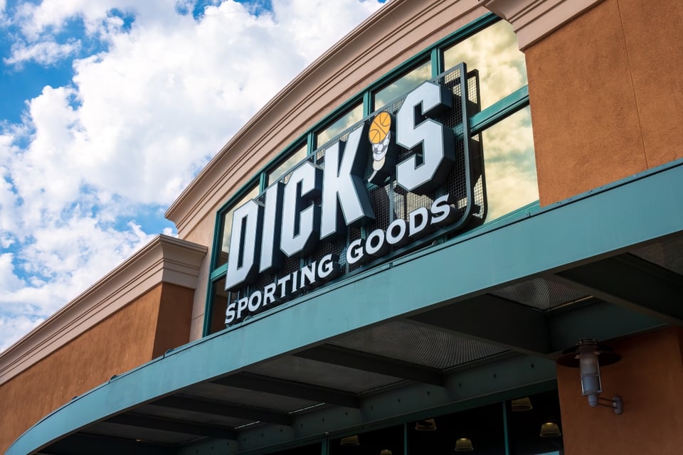 Arrestan a ocho jugadores juveniles de Filadelfia por presunto robo en Dick’s Sporting Goods