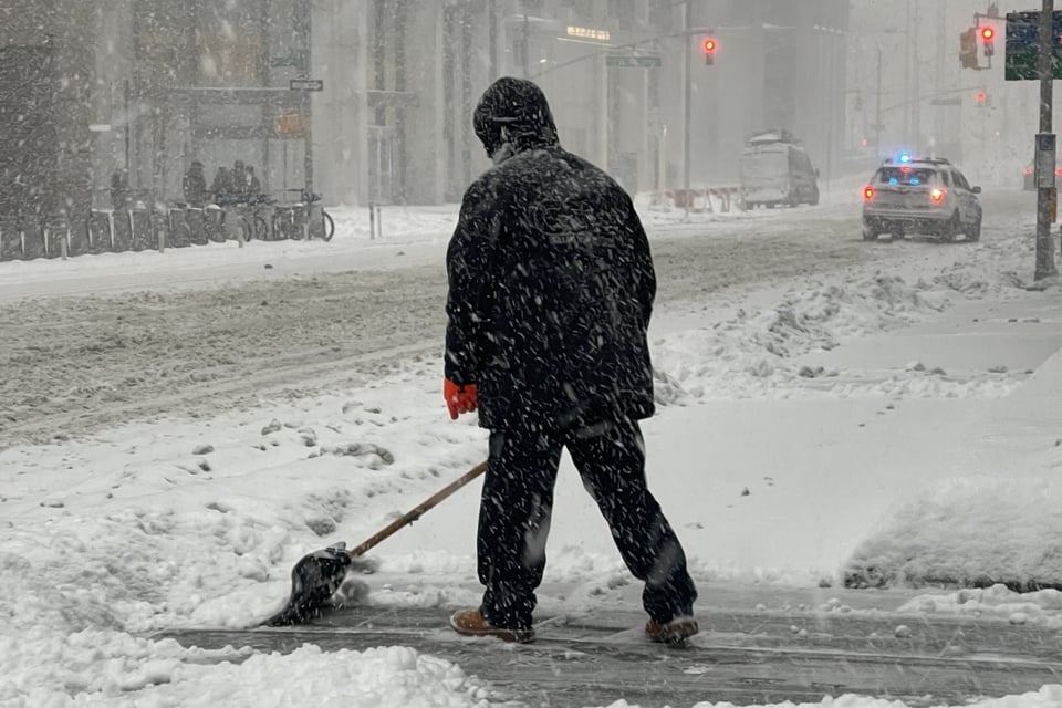 Tormenta de nieve paraliza Nueva York y obliga a ampliar emergencia