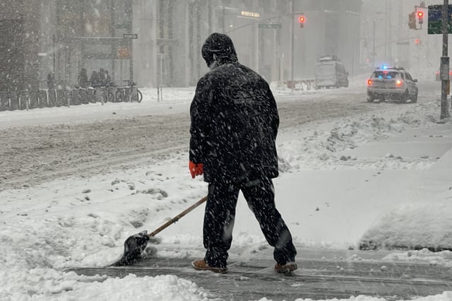 Tormenta de nieve paraliza Nueva York y obliga a ampliar emergencia