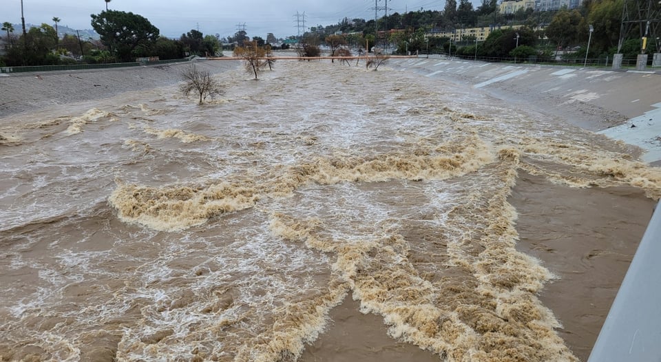 Gavin Newsom declara estado de emergencia en California por tormenta invernal en Navidad