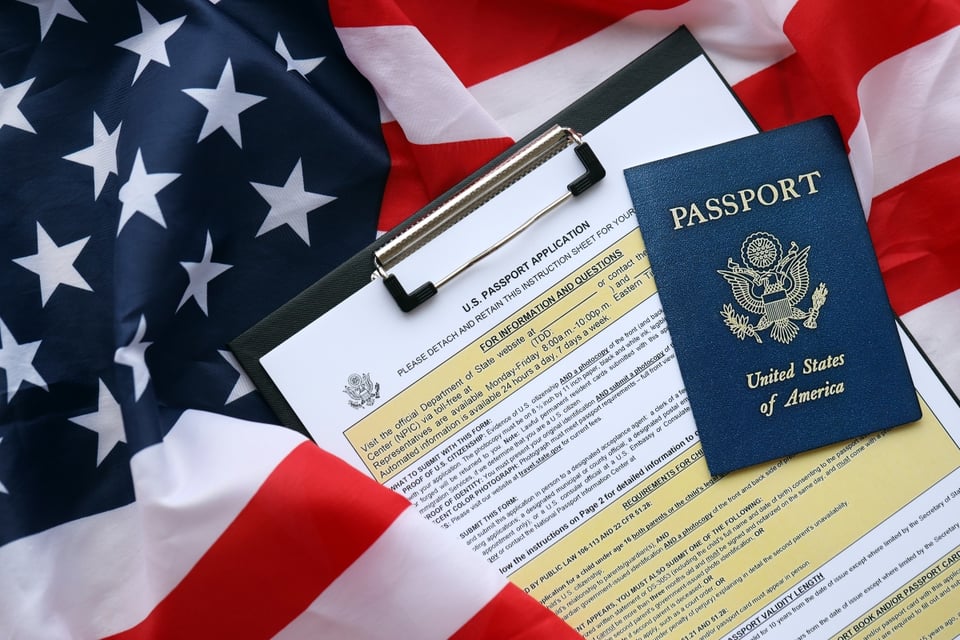 ¿Cómo afecta la suspensión de trámites migratorios a los hispanos?