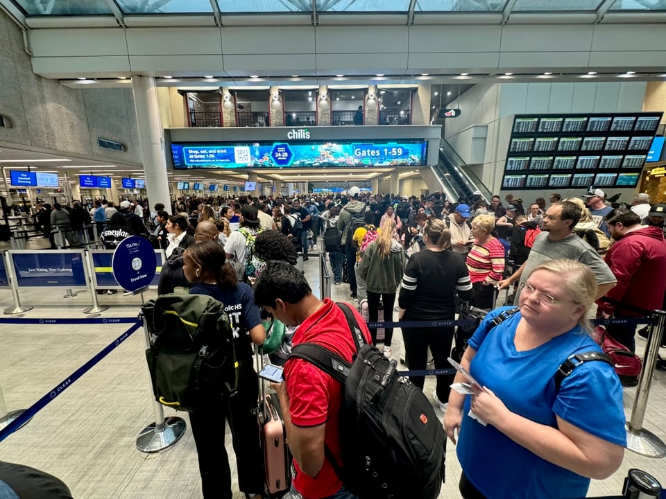 ICE refuerza deportaciones aéreas con datos de pasajeros, ICE Uses Flight Information to Prevent Migrants From Boarding