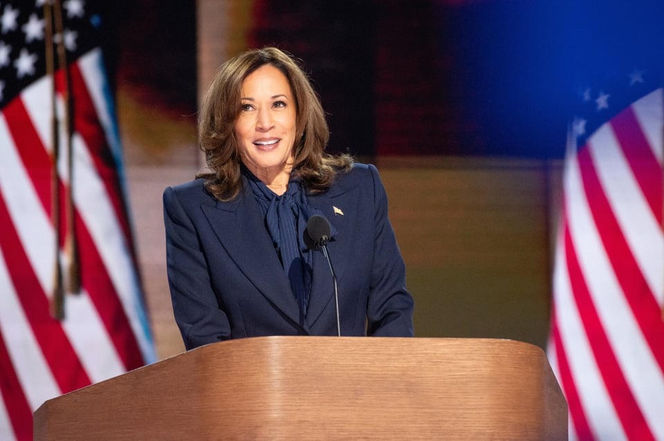 Kamala Harris reaparece y apunta a la presidencia en 2028