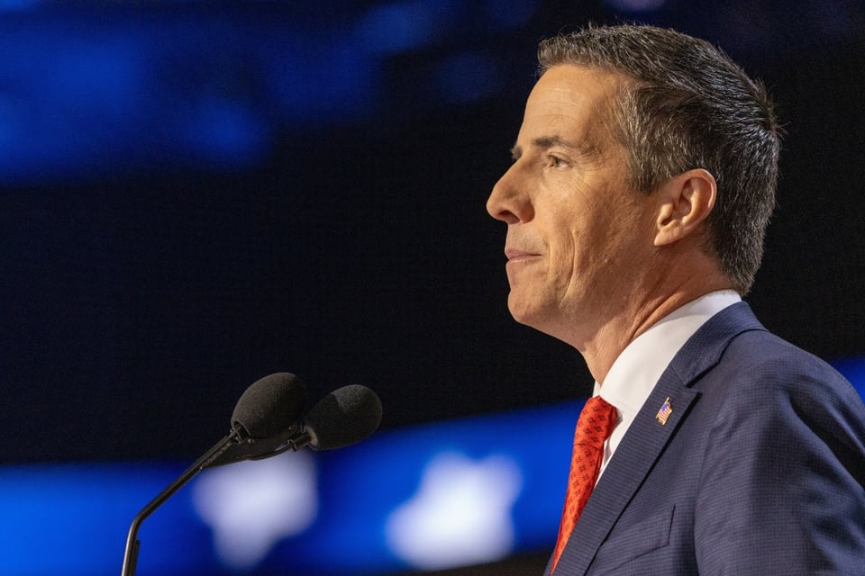 Senador latino naturalizado propone prohibir la doble ciudadanía en EE. UU.