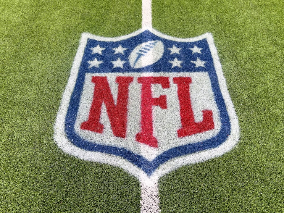 NFL sanciona a DK Metcalf tras altercado con un aficionado