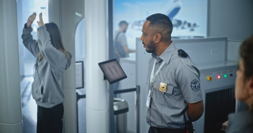 EE. UU. está proporcionando datos de pasajeros a ICE para ayudar en las deportaciones