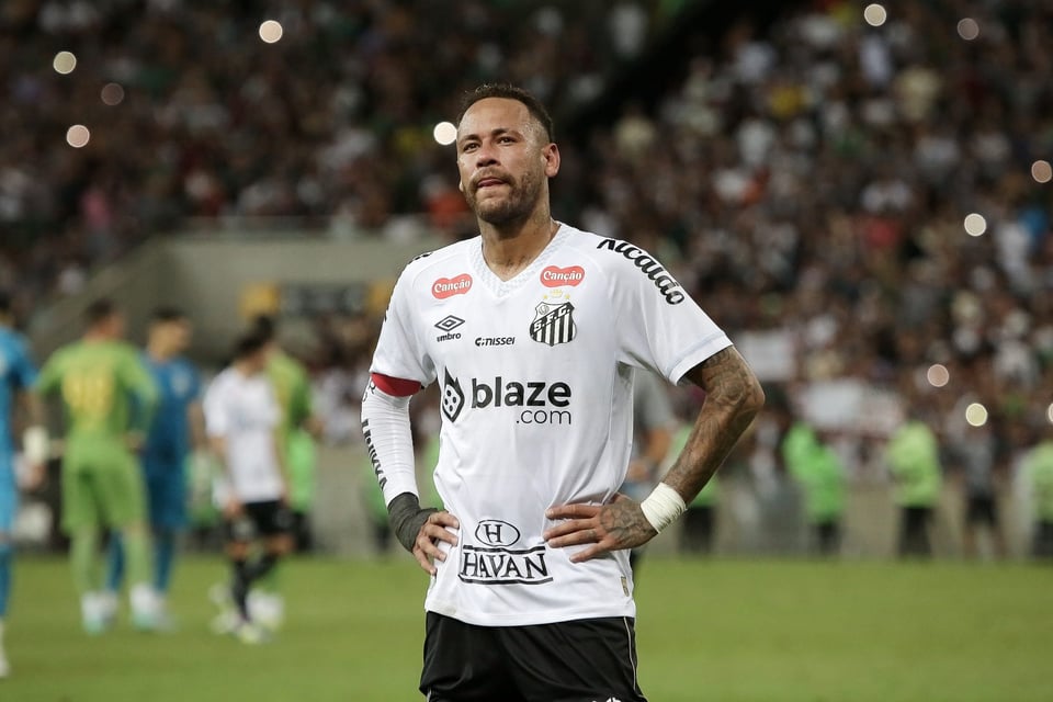 Neymar evita el descenso del Santos y anuncia que será operado