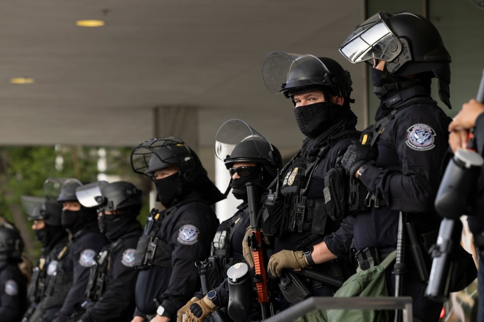 Los Ángeles avanza en prohibición a policías que oculten su identidad featured image