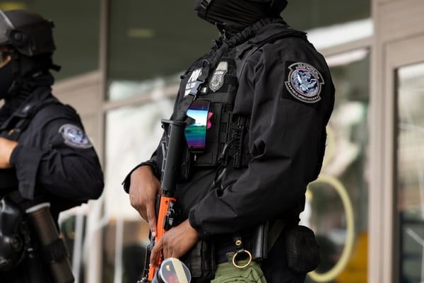Guerra por las máscaras: Justicia demanda a Nueva Jersey por frenar a agentes federales de ICE