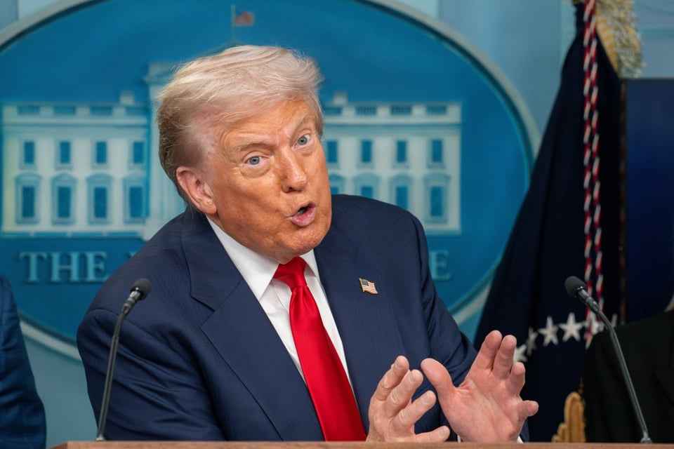 Senador demócrata desafía posibles acciones militares mientras critica a Trump