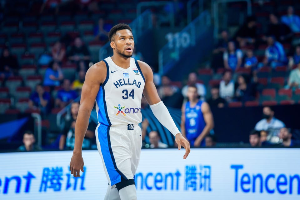 Giannis Antetokounmpo estaría fuera varias semanas