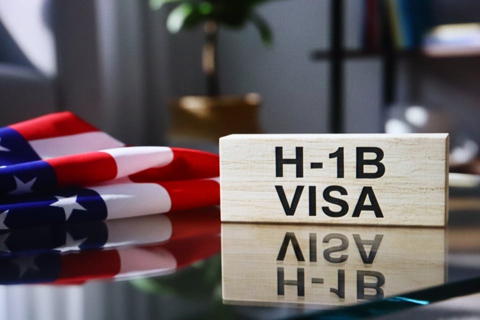 Jueza da luz verde a tarifa de 100,000 dólares para visa H-1B