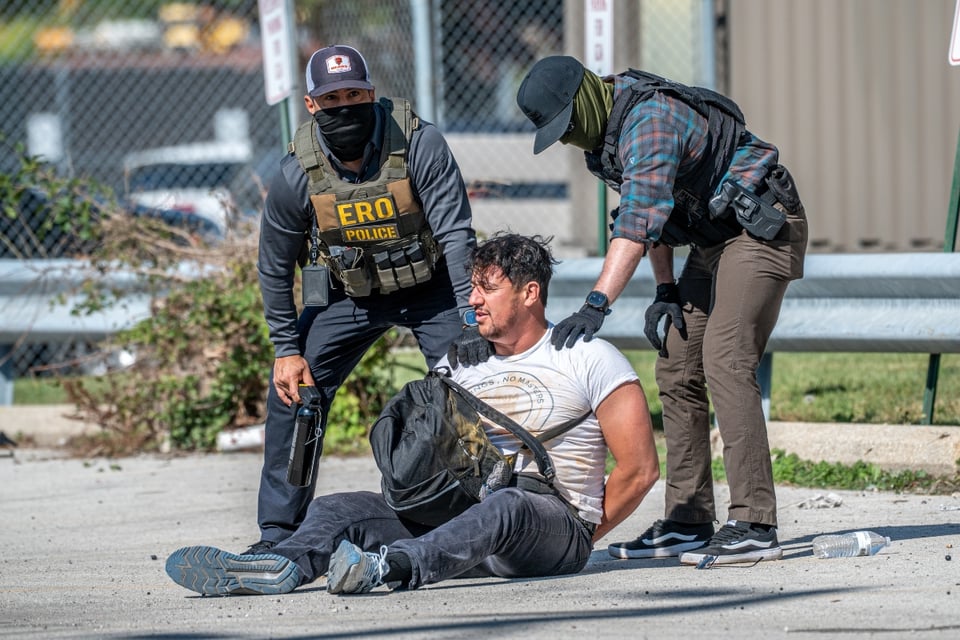Juez bloquea arrestos de ICE y protege a migrantes en audiencias featured image