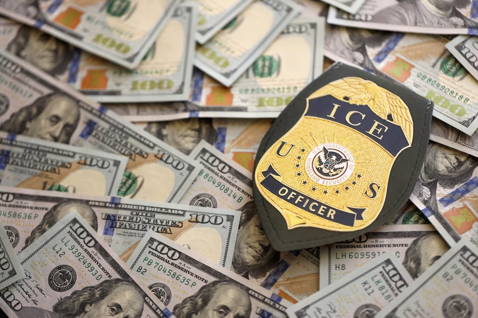 ICE gasta más de $300 millones en vigilancia para deportaciones featured image