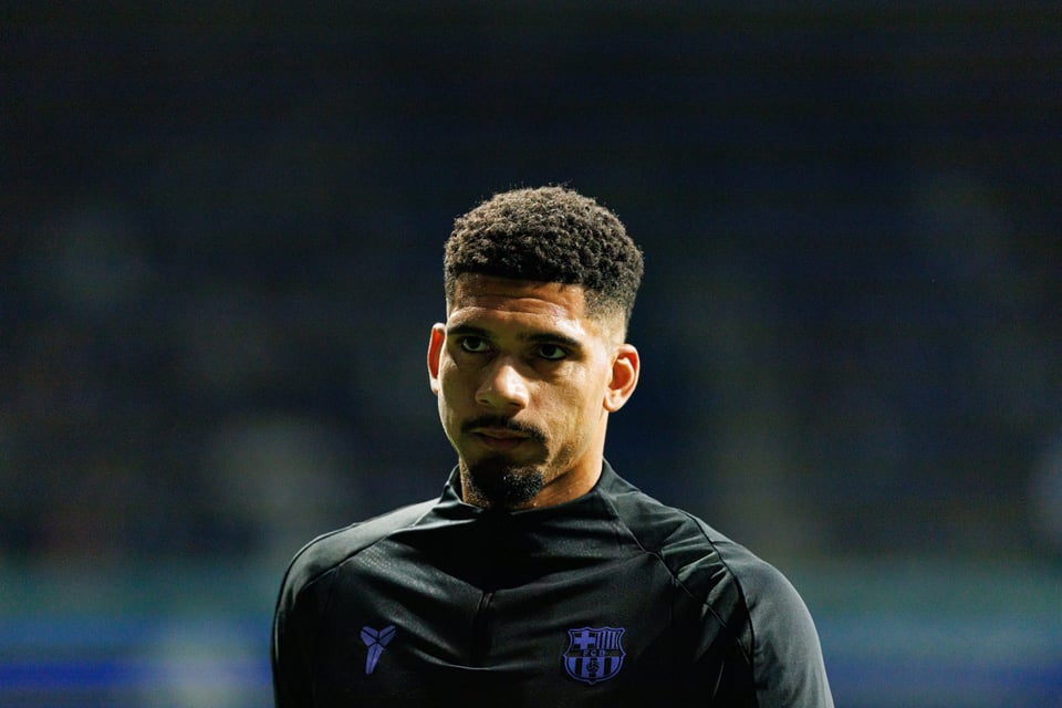 Ronald Araújo viaja a Barcelona por lesión featured image