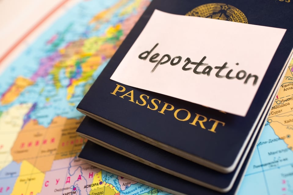 ICE deportó a estudiante hispana que intentaba sorprender a su familia, aunque juez ordenó frenar deportación