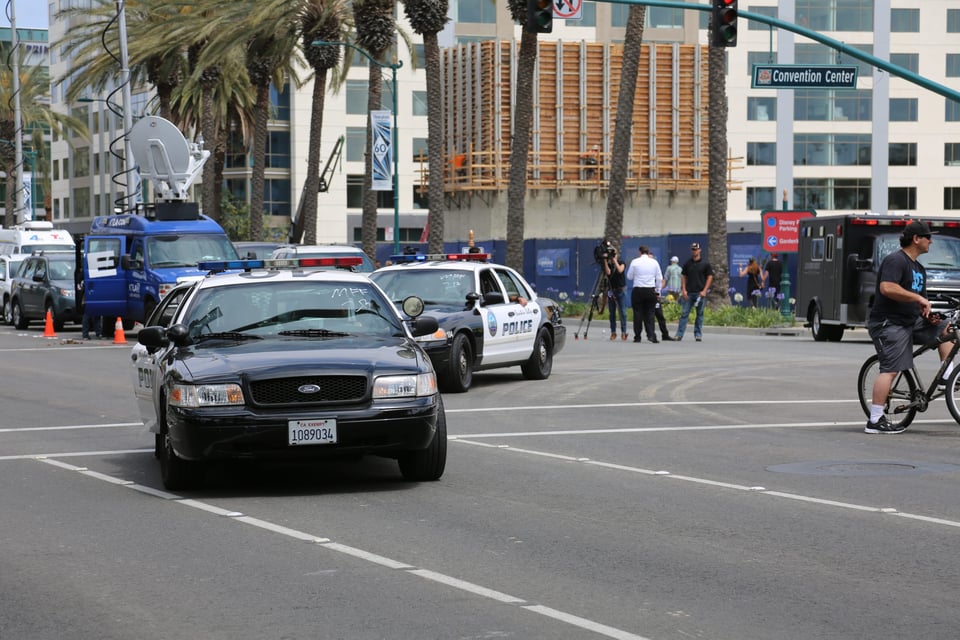 Conductor pierde control y arrolla a varios peatones en California