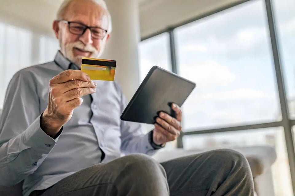 Tarjetas sin banco: por qué más hispanos están cambiando a opciones sin verificación de crédito