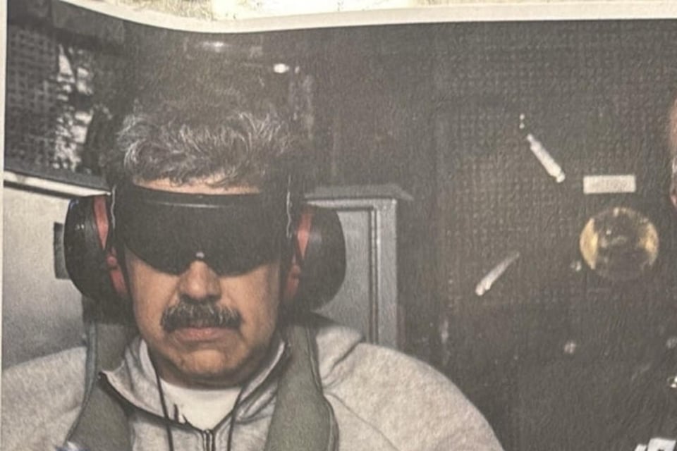 Trump publica primera imagen de Maduro detenido en buque militar featured image