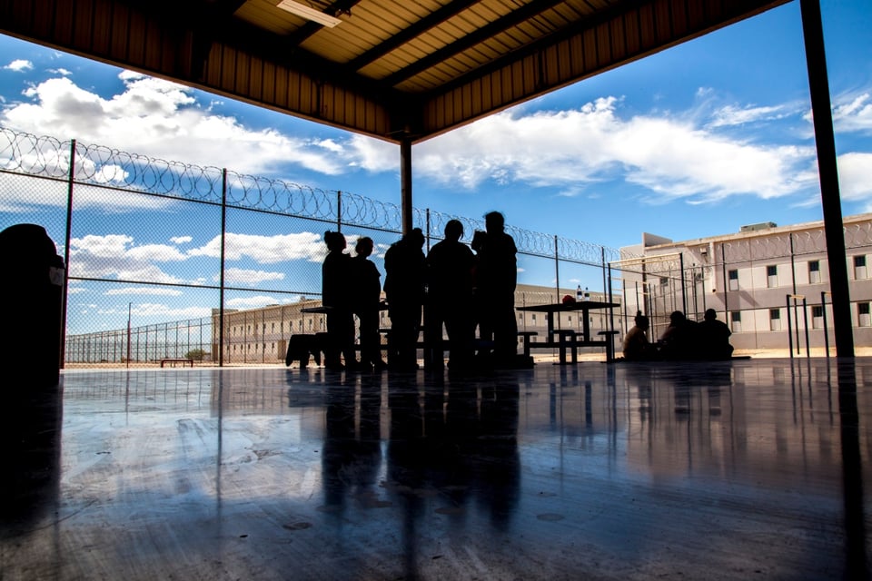 EE.UU. planea detener a miles de migrantes en nuevas cárceles