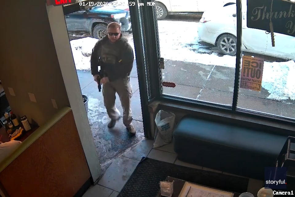 Video muestra a agente de ICE entrando armado a restaurante