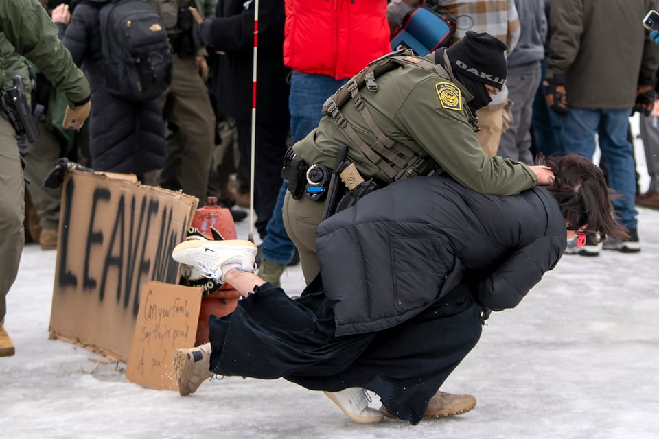 Jueza frena intento de Minnesota para detener redadas de ICE