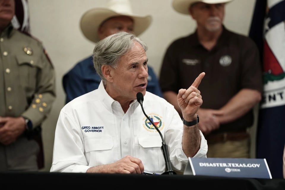 Abbott asegura que migrante atacó a agentes de ICE en el estacionamiento de un Walmart
