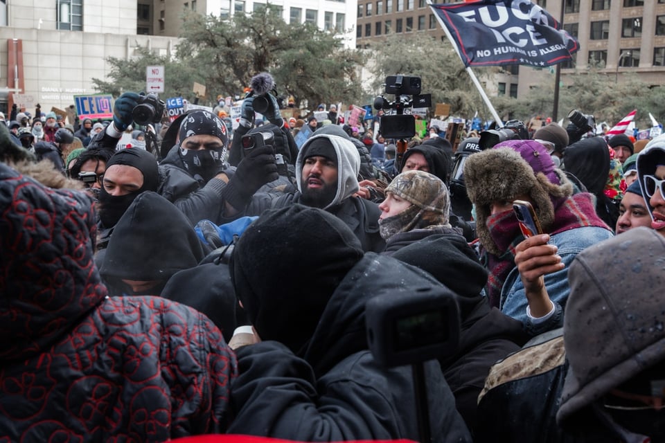 Protestas contra ICE terminan en enfrentamientos en Mineápolis