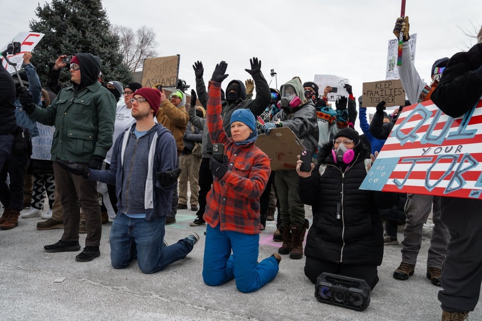 Más de 100 líderes religiosos arrestados en protesta anti-ICE en aeropuerto