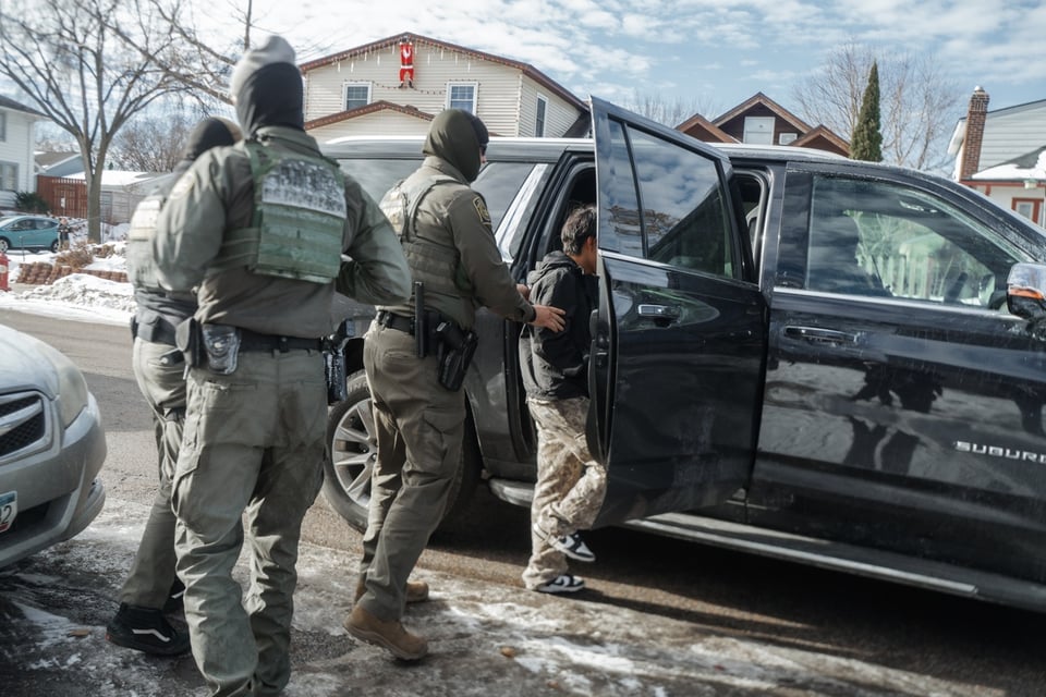Joven estadounidense denuncia que ICE lo estranguló y le robó su celular