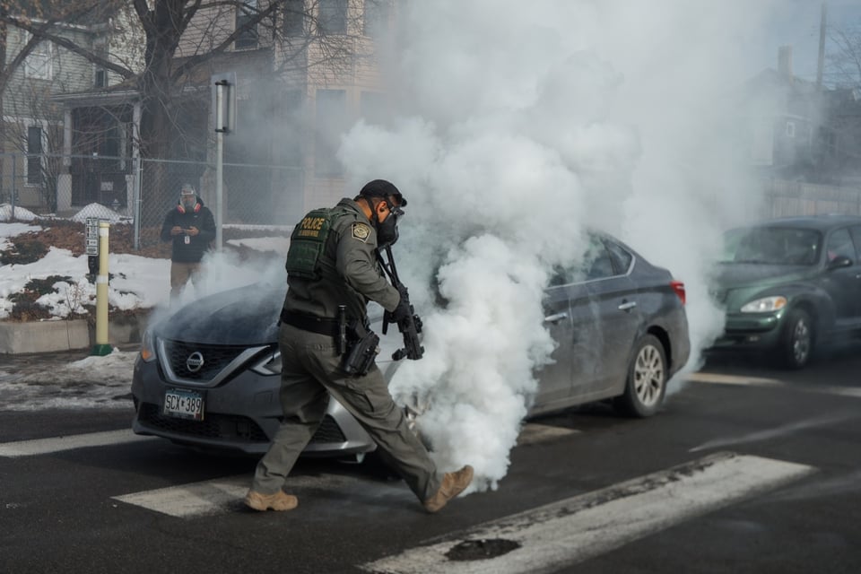 Agentes de ICE lanzan gases lacrimógenos contra manifestantes en Minnesota