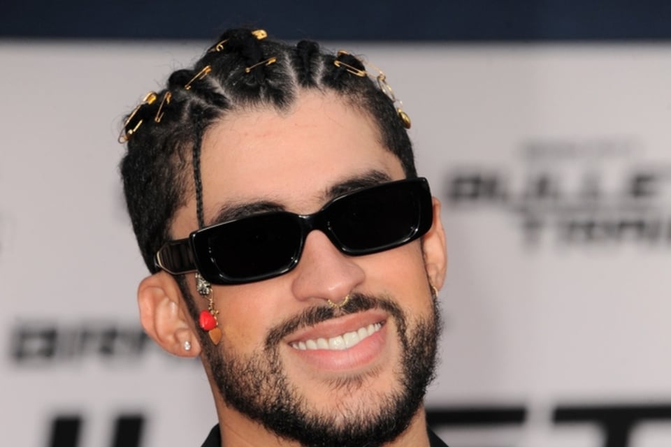 Fans de Bad Bunny estallan en redes por exigencia de estatura para el Super Bowl LX