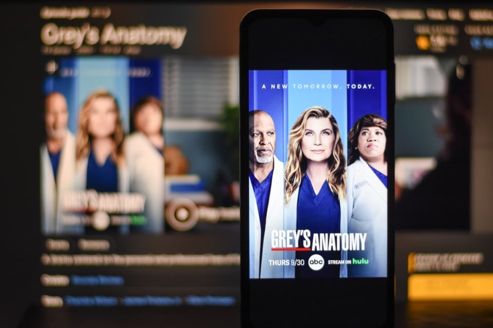 Grey’s Anatomy pausa su rodaje y se une al histórico “Cierre Nacional” contra ICE