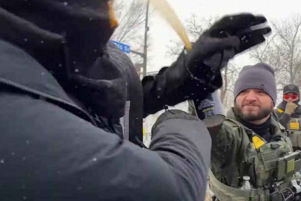 Agente rocía con gas pimienta a manifestantes en Minneapolis
