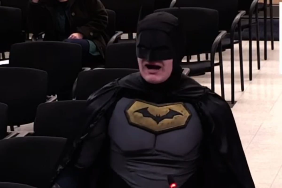 “Batman” enfrenta al concejo por ICE
