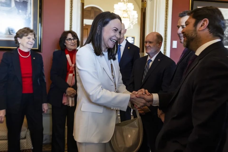 Machado, entrega medalla, Nobel MundoNOW