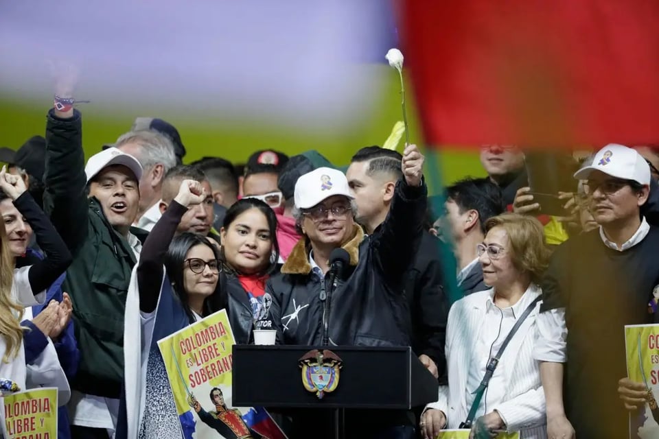 Petro quiere evitar estallido de violencia y propone «triple alianza» con EE.UU. y Venezuela