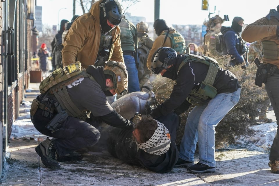 Hombre baleado por agentes de ICE, Stephen Miller Minneapolis shooting controversy